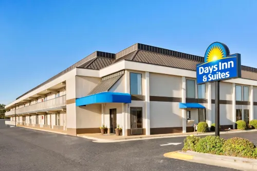 Days Inn & Suites by Wyndham Fort Bragg/Cross Creek Mall Exterior Photos