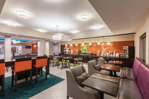 La Quinta Inn & Suites by Wyndham Houston Bush Intl Airpt E Mahlzeiten Photos