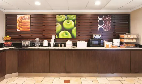 La Quinta Inn & Suites by Wyndham Miami Airport East Mahlzeiten Photos