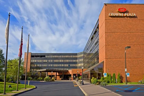 Crowne Plaza Edison Featured Photos