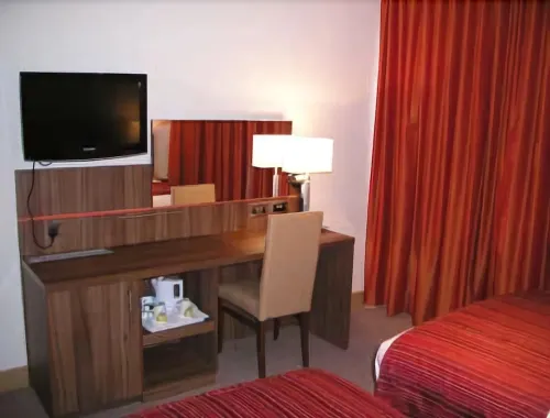Ramada by Wyndham Hounslow - Heathrow East Rooms Photos