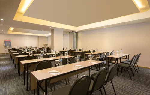 Up-Peak Hotel Simpang Lima Semarang Powered by Archipelago Fasilitas Bisnis Photos