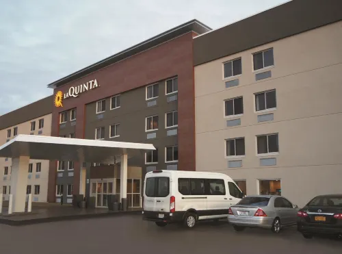 La Quinta Inn & Suites by Wyndham Cleveland - Airport North Exterior Photos