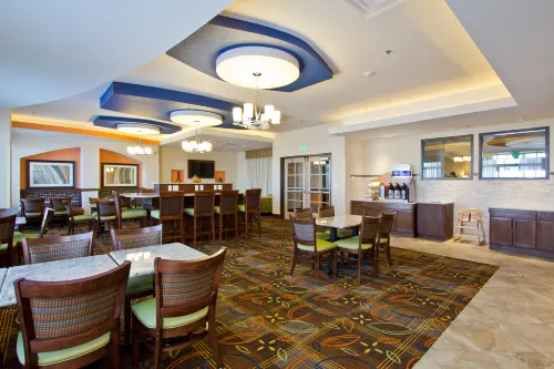 Holiday Inn Express & Suites Denver East-Peoria Street Restauration Photos