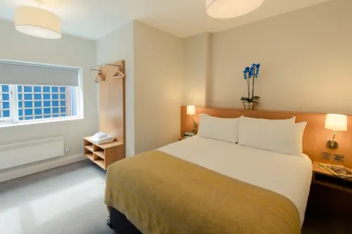 Premier Suites Reading Rooms Photos