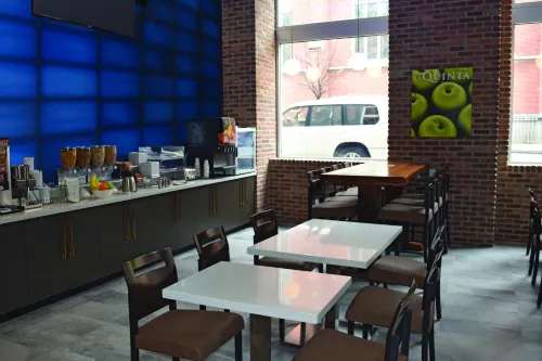 La Quinta Inn & Suites by Wyndham Baltimore Downtown Restauration Photos