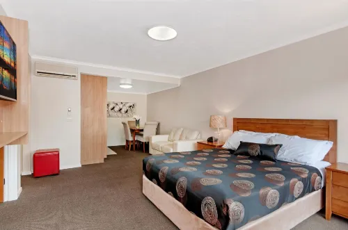 Waves Motel and Apartments Photos