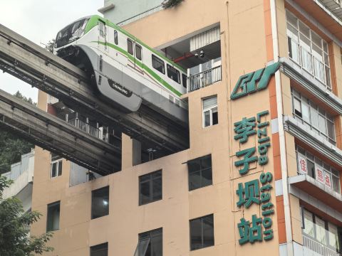รถไฟโมโนเรลวิ่งผ่านช่องอาคารที่สถานีหลี่จื่อป้าในเมืองฉงชิ่ง