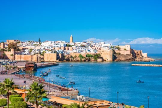 قصبة الوداية البيضاء فوق ضفة أبي رقراق والميناء أمامها