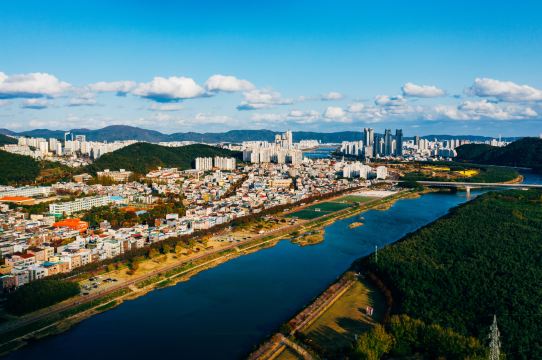 울산 시내를 가로지르는 강과 도심