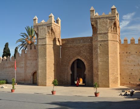 البوابة الحجرية المنقوشة لقصبة الوداية بين برجين في الرباط