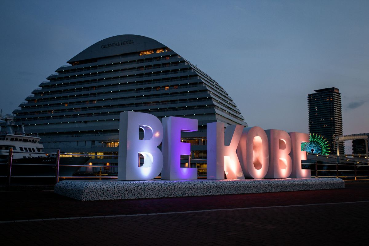 メリケンパークのBE KOBEモニュメントと神戸港