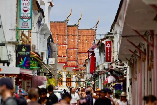 ถนนในย่านเมืองเก่าภูเก็ตกับศาลเจ้าจีนและอาคารชิโนโปรตุกีส