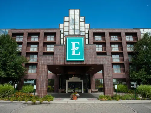 Embassy Suites by Hilton Detroit Livonia Novi Huoneet Photos