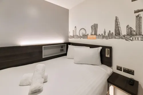 EasyHotel Victoria Photos