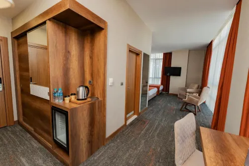 Vespia Hotel Rooms Photos
