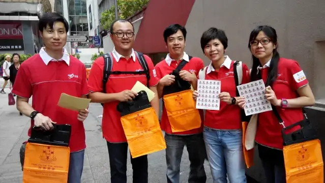 永安旅遊愛心義工隊於沙田、旺角、銅鑼灣及屯門進行賣旗籌款。