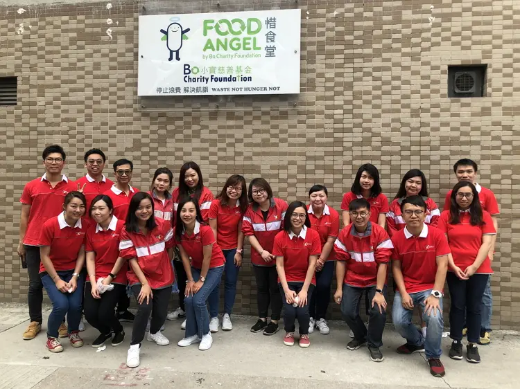 永安旅遊義工同事付出愛心和時間參與熱飯餐製作活動。