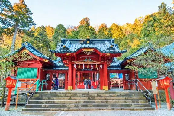 箱根神社湖畔鳥居與秋日山水