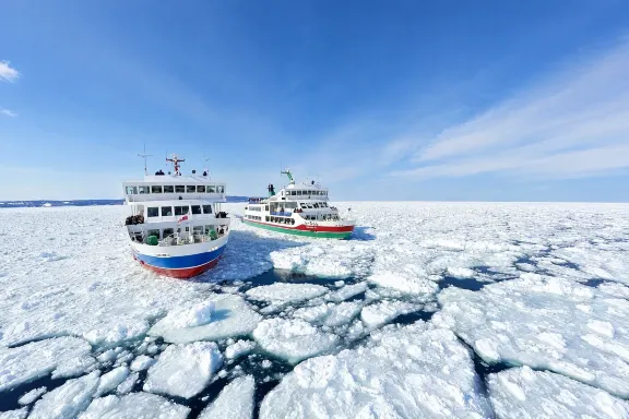 破冰船船首輾過流冰,冬季鄂霍次克海的重頭戲 破冰船船首輾過流冰,冬季鄂霍次克海的重頭戲