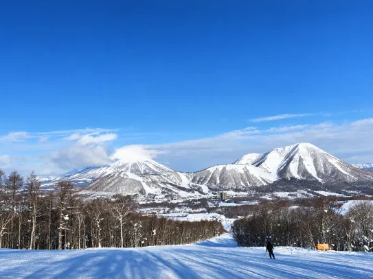 留壽都周邊的雪山與度假村景色