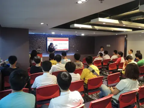 由人力資源部及前線同事主持行業講座，向同學們介紹旅遊行業的工作性質。