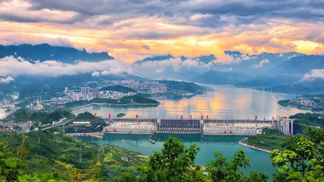 三峽大壩旅遊區的壇子嶺觀景平台，可俯瞰大壩與峽江景色。