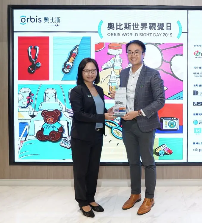 永安旅遊人力資源部經理羅偉文先生(右)代表公司接受香港眼科學會會長葉佩珮醫生(左)頒發獎項。