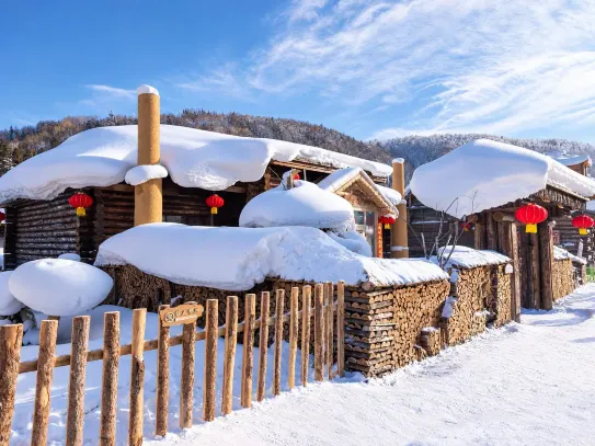 中國雪鄉雪韻大街入夜後的燈籠與雪景