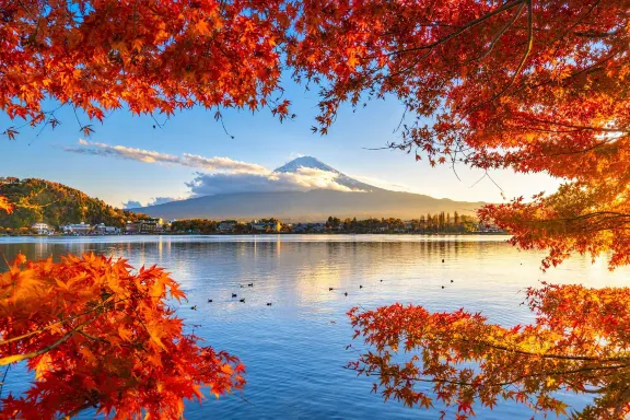 河口湖湖岸秋季倒影與遠方富士山