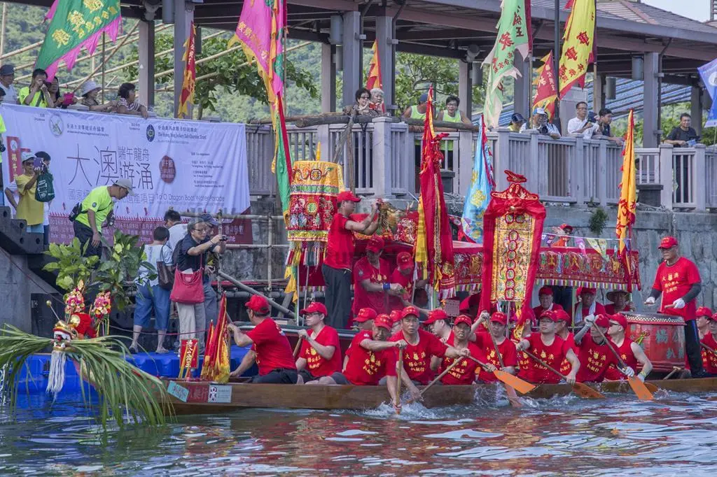 大澳龍舟遊涌及競渡（source:https://www.hkichdb.gov.hk/zht/item.html?8f544e20-8b70-47ed-b0e7-efd6294341eb）