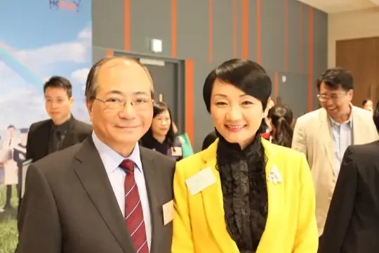 永安旅遊董事兼行政總裁梁港蘭(右)與教育局局長吳克儉(左)合照留念。