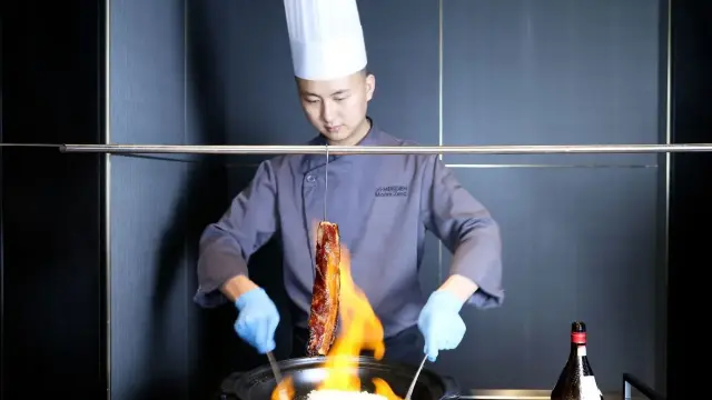 火焰蜜汁叉燒+鮑汁扣鵝掌燴鮑魚