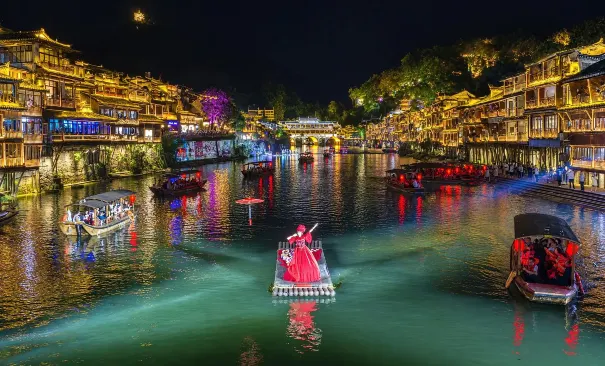 沱江沿岸步道貼水而行，清晨常見薄霧