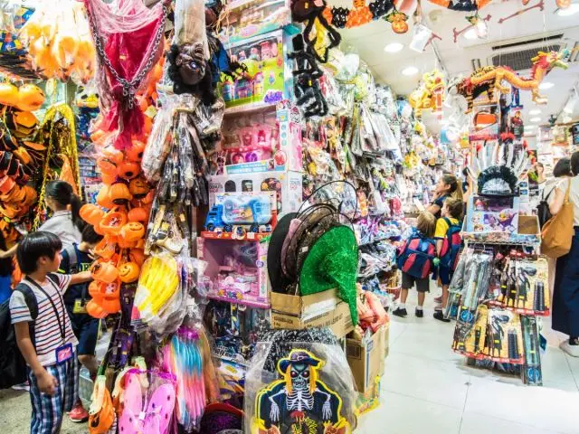 灣仔太原街（玩具街）（source:https://www.discoverhongkong.com/hk-tc/explore/culture/halloween.html）