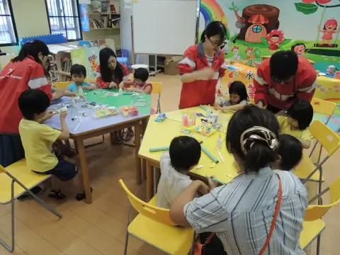 永安旅遊為小朋友安排了小手工環節，由義工從旁教導及協助。