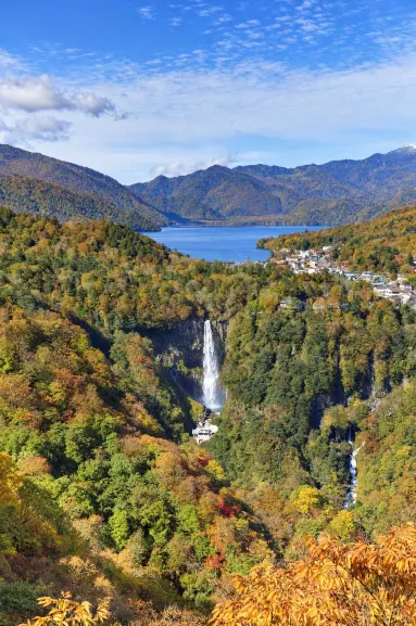 日光華嚴瀑布周邊秋日山谷色彩