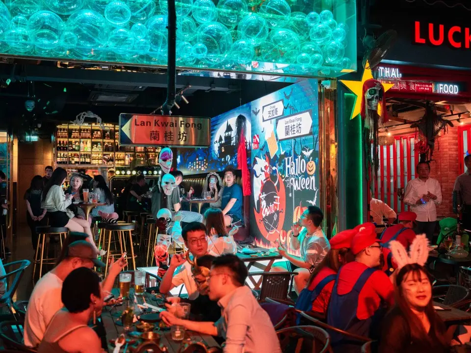 蘭桂坊（source:https://www.discoverhongkong.com/hk-tc/explore/culture/halloween.html）