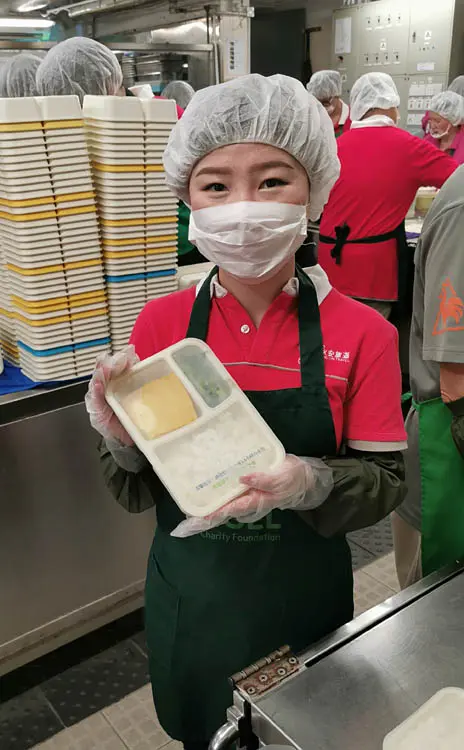 永安旅遊義工同事付出愛心和時間參與熱飯餐製作活動。