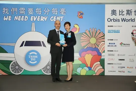 永安旅遊副總經理（人力資源及行政）游迪威先生（左）代表公司領取獎項。