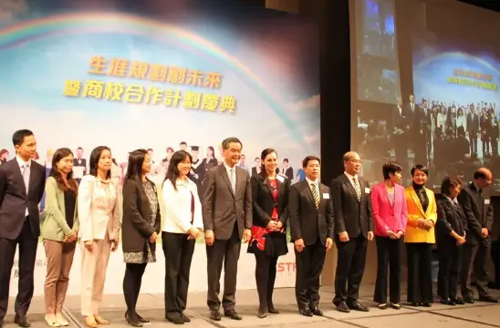 永安旅遊董事兼行政總裁梁港蘭(右3)獲行政長官梁振英(左6)頒發感謝狀。