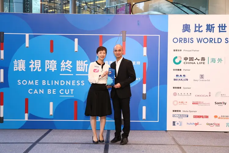 永安旅遊副總經理（人力資源及行政）游迪威先生（右）代表公司領取獎項。