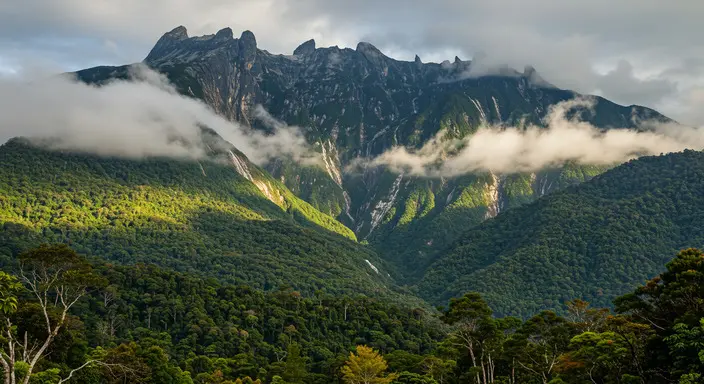 神山 (Mount Kinabalu)