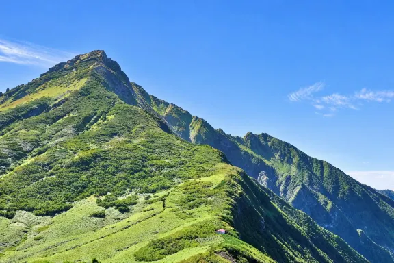 北海道冬季山巒與雪原，二世古滑雪季節景色壯闊