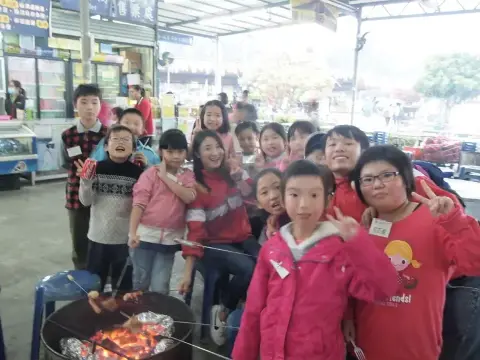 一眾義工與小朋友燒烤同樂。