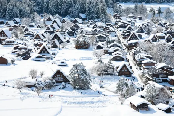 冬日白川鄉合掌屋覆雪的景緻