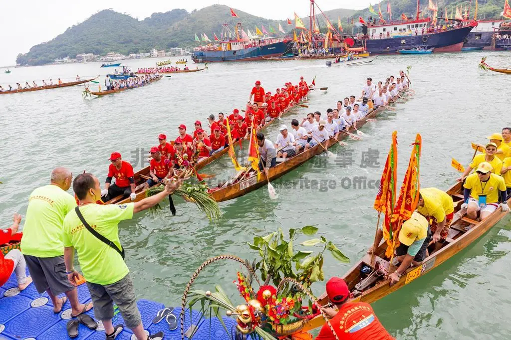 大澳龍舟遊涌及競渡（source:https://www.hkichdb.gov.hk/zht/item.html?8f544e20-8b70-47ed-b0e7-efd6294341eb）