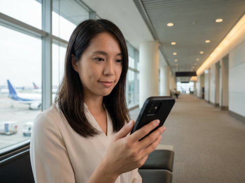 空港でスマホ操作