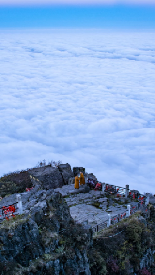 3D2N • Climb Emei Golden Summit, cruise Leshan Giant Buddha, visit Dujiangyan, see giant pandas at the base. Professional tour guide service and exclusive one-on-one butler service