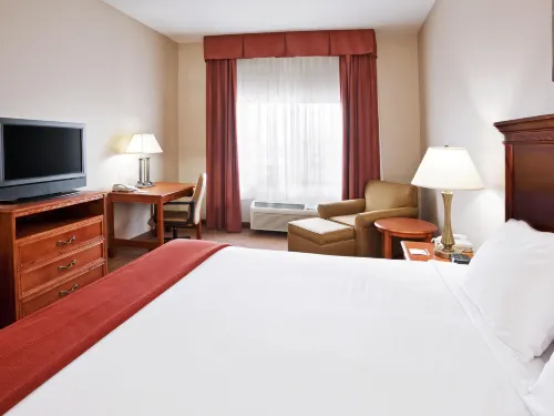 Holiday Inn Express & Suites Detroit - Utica Zimmer Photos